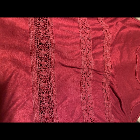 Beautiful burgundy tank w/ accent. Sz junior xl - Picture 2 of 4
